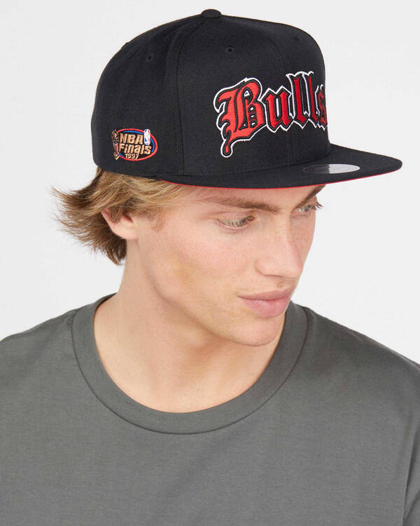Mitchell & Ness Bulls Old English Faded Cap for Mens